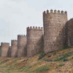 La muralla de Ávila, una fortificación construida por tumbas
